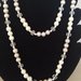 Delicata collana  a due giri, realizzata con perle tradizionali, alternate  da perle e perline argento eperlebianche trasparenti sfaccettate