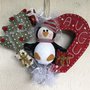 Natale - ghirlanda a cuore con pallina pinguino e scritta "AUGURI"