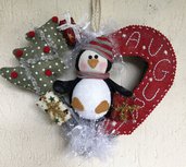 Natale - ghirlanda a cuore con pallina pinguino e scritta "AUGURI"