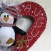 Natale - ghirlanda a cuore con pallina pinguino e scritta "AUGURI"