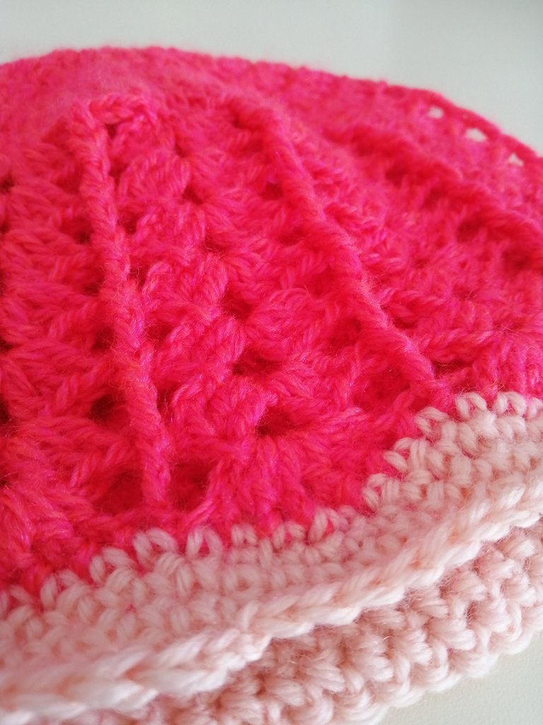 Come realizzare un delizioso cappellino per bimba all'uncinetto