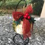 Pomander con tessuti di Natale e bacche e foglie di agrifoglio