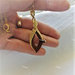 "Twisted Bronze Gold" ciondolo oro e bronzo con catenella dorata, folded peyote