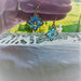 "Respiro ghiacciato" orecchini a tessitura di perline, oro e azzurro ghiaccio