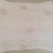 Delicato scaldacollo  realizzato a uncinetto con filato di lana di colore  sfumato bianco e panna con applicazione di fiorllini  in merletto macramè