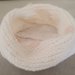 Delicato scaldacollo  realizzato a uncinetto con filato di lana di colore  sfumato bianco e panna con applicazione di fiorllini  in merletto macramè