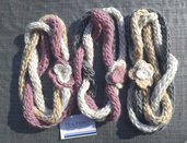 Collana corta di lana fatta a mano con fiore uncinetto