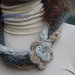 Collana corta di lana fatta a mano con fiore uncinetto