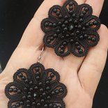 Orecchini di colore nero al chiacchierino con filo metallizzato e perline in resina