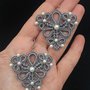 Orecchini di colore grigio perla al chiacchierino con filo metallizzato e perle in resina