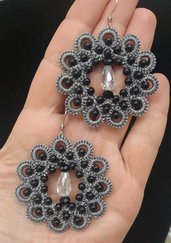 Orecchini di colore grigio perla al chiacchierino con filo metallizzato, perle in resina e cristallo centrale