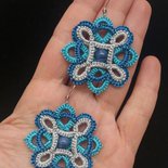 Orecchini di colore blu, azzurro e argento al chiacchierino con filo metallizzato e perla in resina