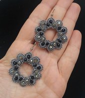 Orecchini di colore grigio perla al chiacchierino con filo metallizzato e cristalli neri e trasparenti