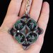 Collana con ciondolo celtico al chiacchierino con filo metallizzato di color nero, verde, grigio e perline in vetro