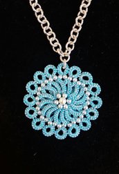 Collana ankars con ciondolo al chiacchierino color azzurro e argento con filo metallizzato e perle in resina
