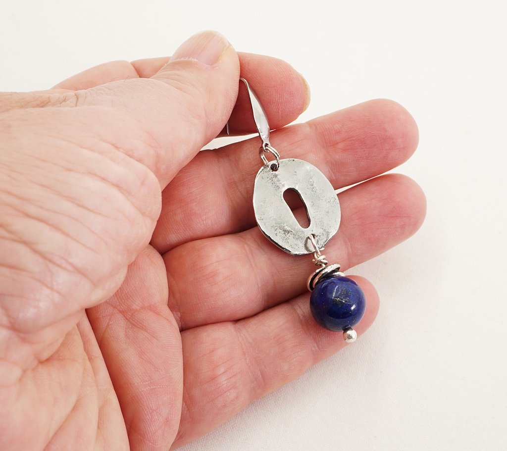 Orecchini pendenti con gemme di lapislazzuli con carta di citazione : Philip Jones