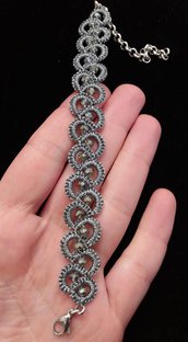 Bracciale al chiacchierino color grigio perla con filo metallizzato e cristalli grigio trasparente