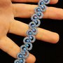 Bracciale al chiacchierino color azzurro con filo metallizzato e cristalli azzurri