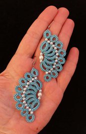 Orecchini ankars al chiacchierino azzurri e argento con filo metallizzato e perle in resina