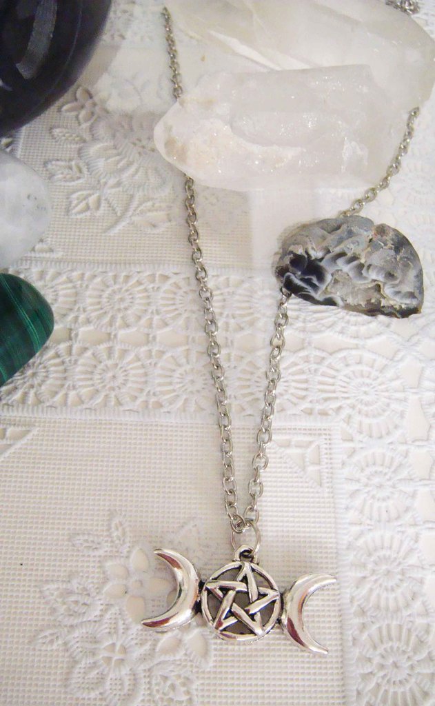Collana Artigianale Con Tripla Luna E Pentagramma – Sfera Scura Illuminata Con Torcia LED – Fatto A Mano