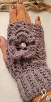 Mezzi guanti realizzati all'uncinetto in misto lana con rose e cristalli Swarovski originali