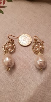 Orecchini pendenti con perle realizzati in alluminio dorato ed ottone