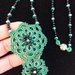 Collana ankars al chiacchierino di colore verde con filo metallizzato, cristalli verdi e perle in resina nere