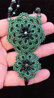 Collana ankars al chiacchierino di colore verde con filo metallizzato, cristalli verdi e perle in resina nere