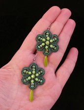 Orecchini di colore verde al chiacchierino con filo metallizzato, cristalli verdi e pendente verde