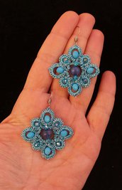 Orecchini al chiacchierino di color azzurro e argento con filo metalizzato, cristalli e perle in resina