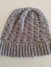 Per Natale un cappello unisex  realizzato a uncinetto con filato di lana color grigio