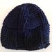 Cappello in lana blu con disegno che forma tanti rettangoli