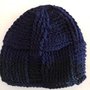 Cappello in lana blu con disegno che forma tanti rettangoli