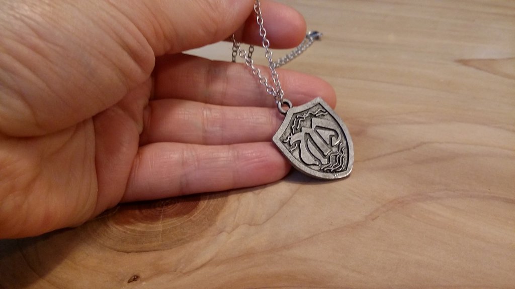 Hope Mikaelson Family Crest - Collana con ciondolo a forma di vampiro, 2*2.5cm, Metallo