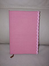 Agenda del nuovo anno- foderata ia mano con  tessuto di  ctone di colore rosa decorata con passamaneria zig zag in tinta