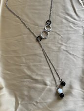 Collana lunga con doppia catenella, anelli passanti e perle in pietra dura bianche e nere