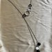 Collana lunga con doppia catenella, anelli passanti e perle in pietra dura bianche e nere