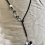 Collana lunga con cristalli neri, anelli passanti e pendente removibile con perle in pietra dura bianche e nere