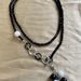 Collana lunga con cristalli neri, anelli passanti e pendente removibile con perle in pietra dura bianche e nere