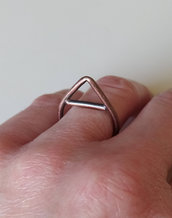 Anello in rame ossidato a forma di triangolo