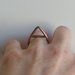 Anello in rame ossidato a forma di triangolo
