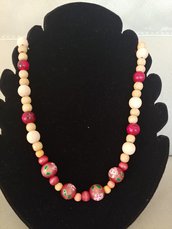 Originale collana realizzata a mano con perle di legno impreziosite con fiorellini dipinti .