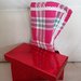 Confezione natalizia: scatola rossa con all'interno  un asciugapiatti dai vari colori riifinito con merletto color panna