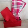 Confezione natalizia: scatola rossa con all'interno  un asciugapiatti dai vari colori riifinito con merletto color panna