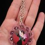 Collana con ciondolo al chiacchierino di color rosa scuro con cristalli e bottone centrale rivestito in tessuto Mary Poppins
