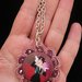 Collana con ciondolo al chiacchierino di color rosa scuro con cristalli e bottone centrale rivestito in tessuto Mary Poppins