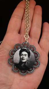 Collana con ciondolo al chiacchierino di color grigio e cristalli e bottone centrale rivestito in tessuto Frida Kahlo