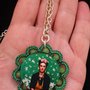 Collana con ciondolo al chiacchierino di color verde e cristalli e bottone centrale rivestito in tessuto Frida Kahlo