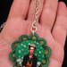 Collana con ciondolo al chiacchierino di color verde e cristalli e bottone centrale rivestito in tessuto Frida Kahlo
