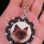 Collana con ciondolo al chiacchierino di color nero e argento e cristalli e bottone centrale rivestito in tessuto gatto siamese